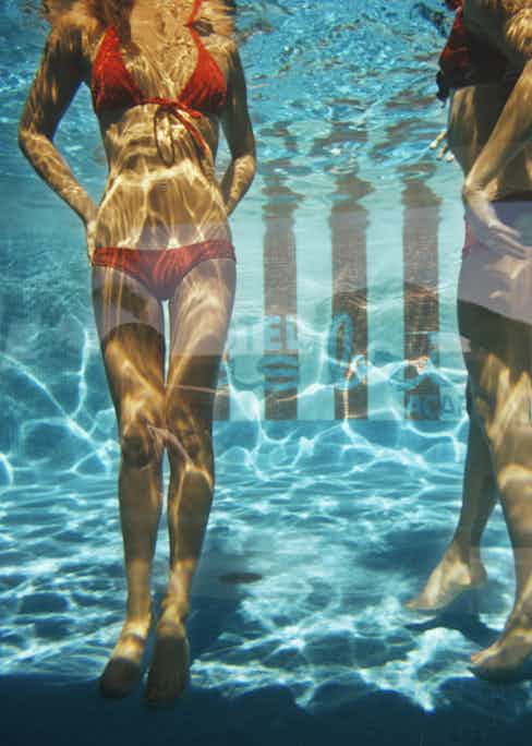 Underwater in the pool at Las Brisas Hotel in Acapulco, Mexico, February 1972 (Photograph by Slim Aarons)