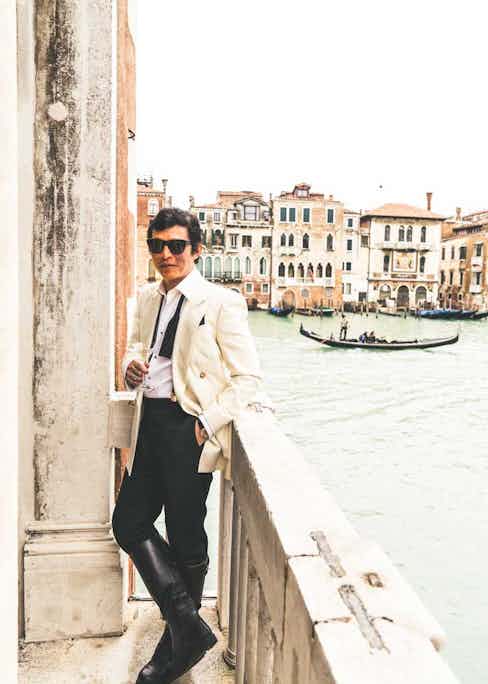 Wei enjoying the last sips from his glass out on the balcony of the Hemingway Suite at the Gritti Palace (©Revolution)
