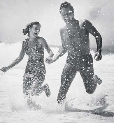 Derek with his first wife, Pati Behrs, at Laguna Beach, California, 1955 (Photo by Jack Albin/Archive Photos/Getty Images)